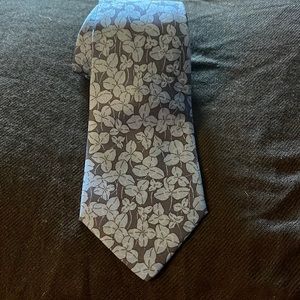 Hermès vintage tie. Bulge tones with 3 leaf ☘️ clovers.
